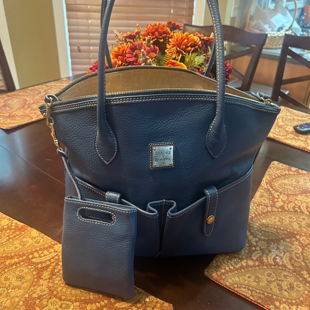 Dooney & Bourke Tote w/ matching pouch - Picture 1 of 3